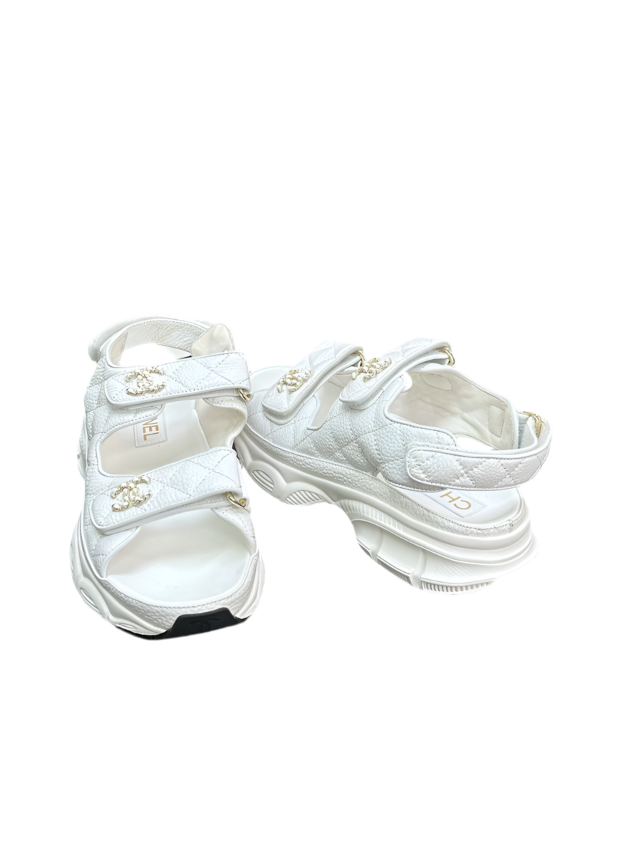 Chanel Dad Sandals Wit Leer – Quilted CC Logo Luxe Sandalen