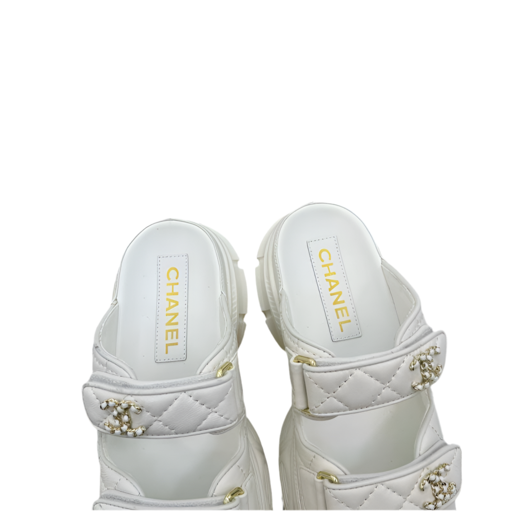 Chanel Dad Sandals Slides Wit Leer – Quilted CC Logo Muiltjes