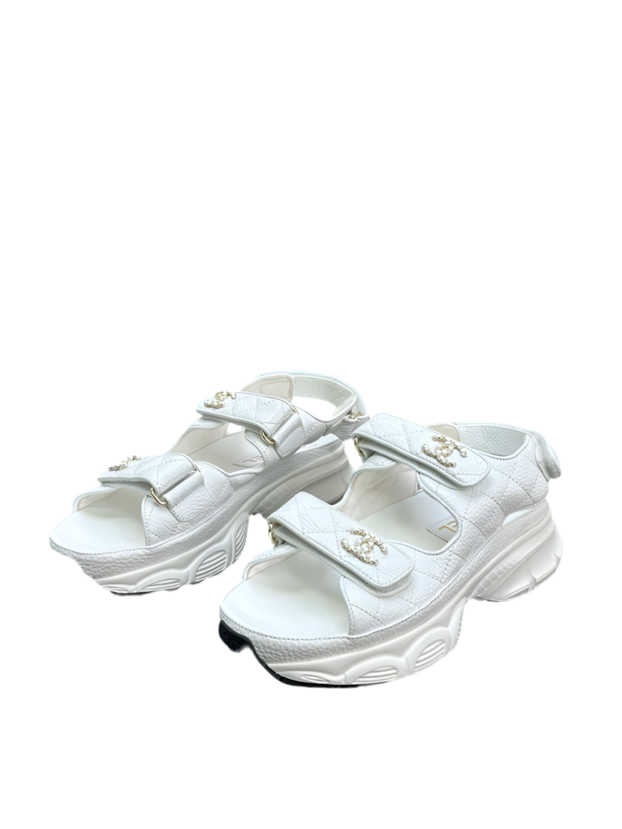 Chanel Dad Sandals Wit Leer – Quilted CC Logo Luxe Sandalen