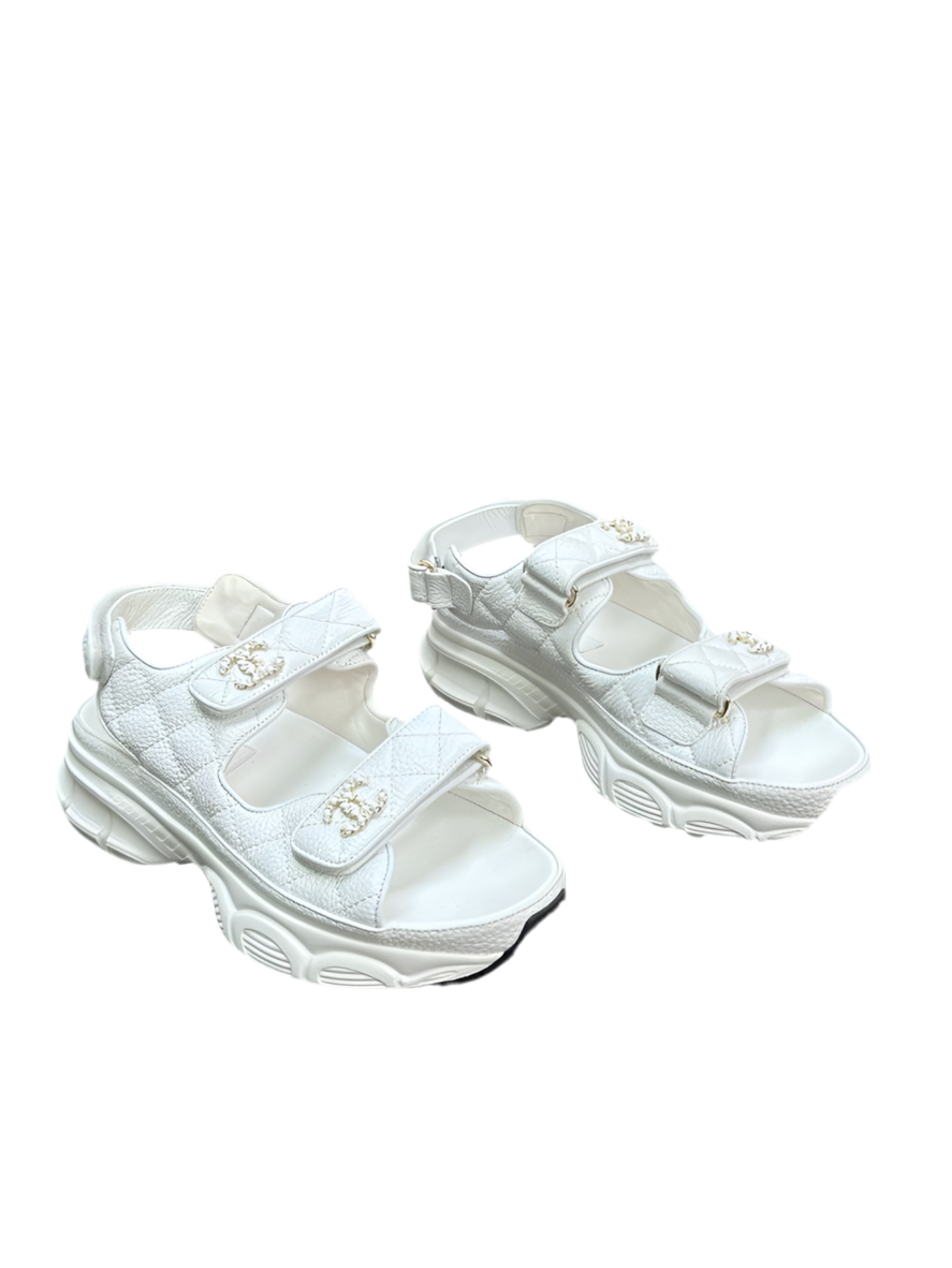 Chanel Dad Sandals Wit Leer – Quilted CC Logo Luxe Sandalen