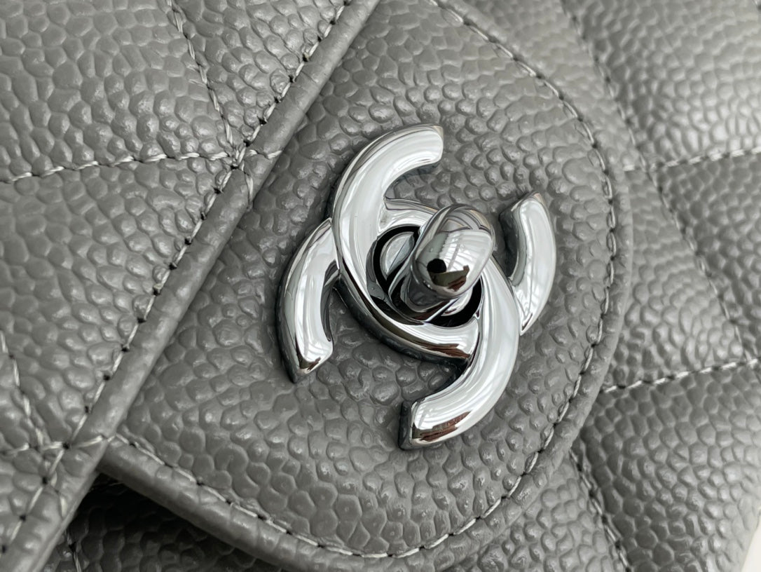 Chanel Classic Flap Bag Medium Grey Caviar met Silver Hardware
