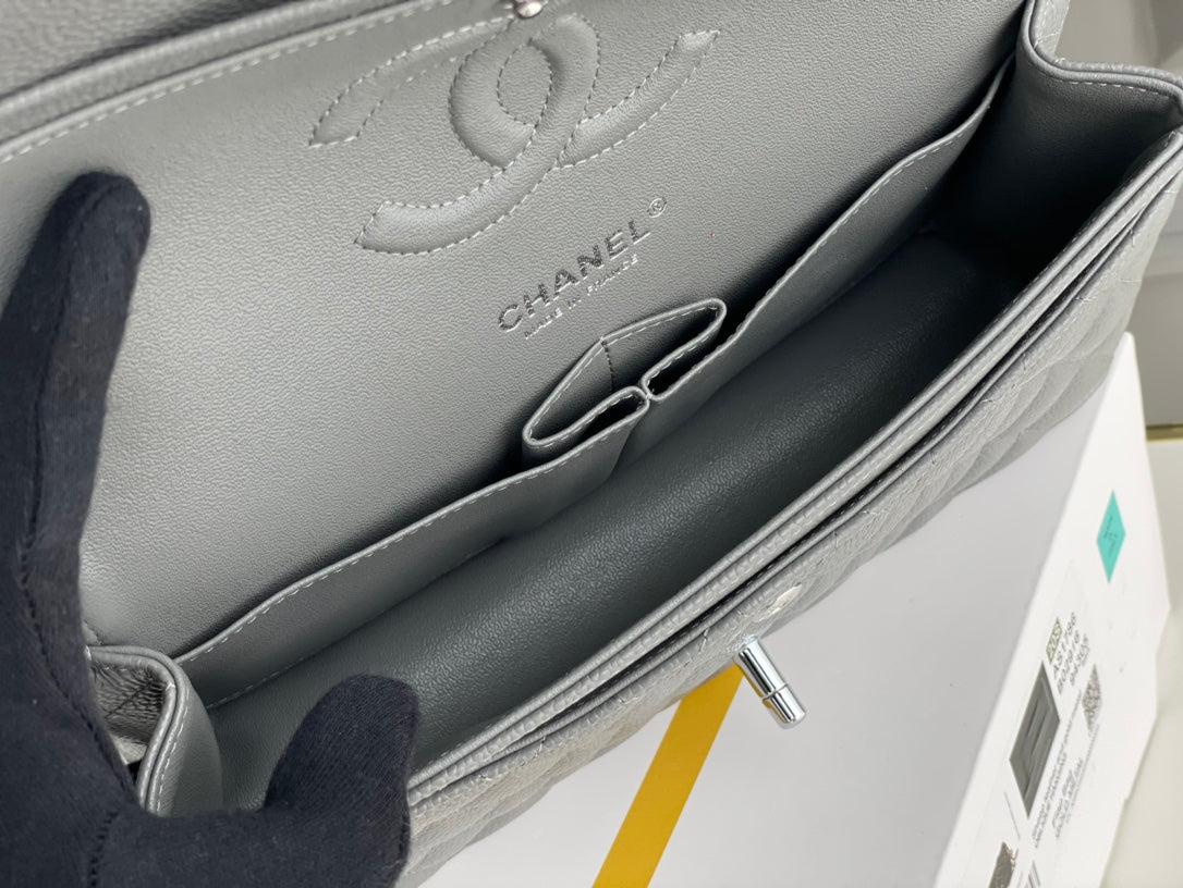 Chanel Classic Flap Bag Medium Grey Caviar met Silver Hardware
