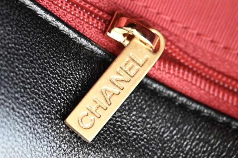 Chanel 19 Flap Bag Small – White Glossy Lambskin with Gold, Silver & Ruthenium Hardware – Preloved Designer Shoulder Bag 2025