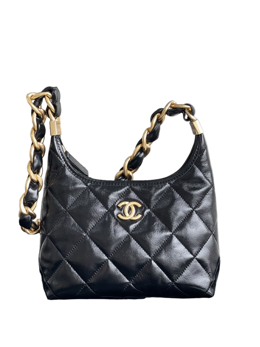 Chanel Small Hobo Bag 2024/25 – Zwart Glanzend Lamsleer met Goudkleurig Metaal | Métiers d’art Collectie