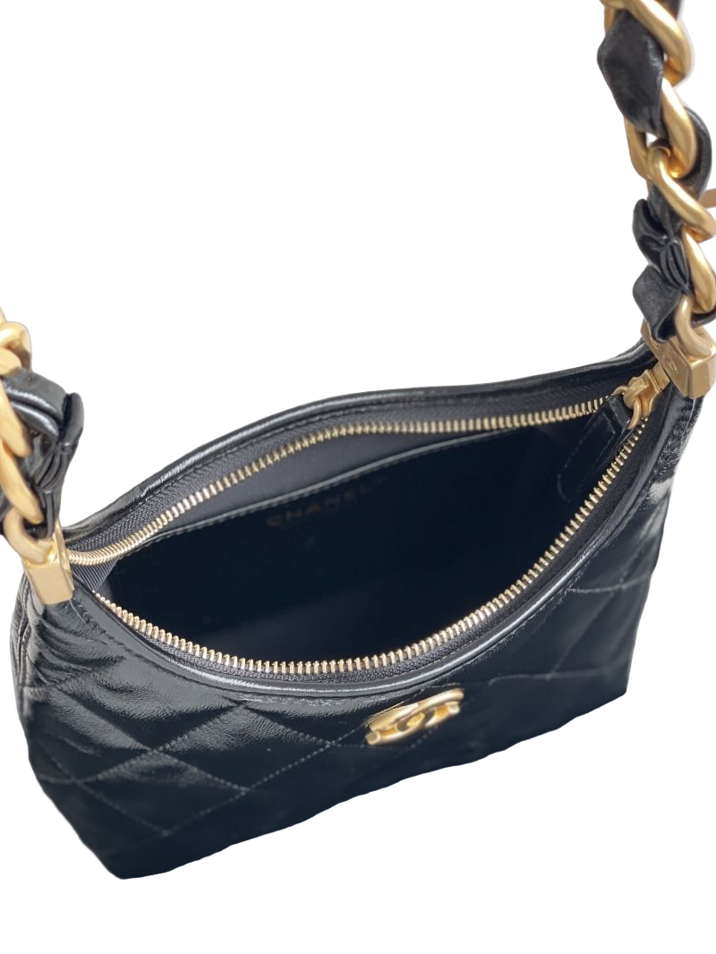 Chanel Small Hobo Bag 2024/25 – Zwart Glanzend Lamsleer met Goudkleurig Metaal | Métiers d’art Collectie