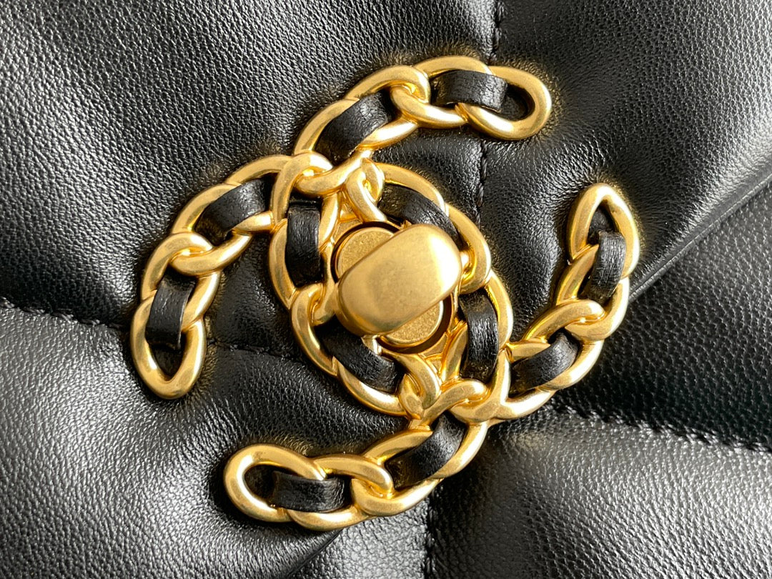 Chanel 19 Flap Bag Small – Zwart Lamsleer met gouden hardware – Preloved Designer schoudertas 2025