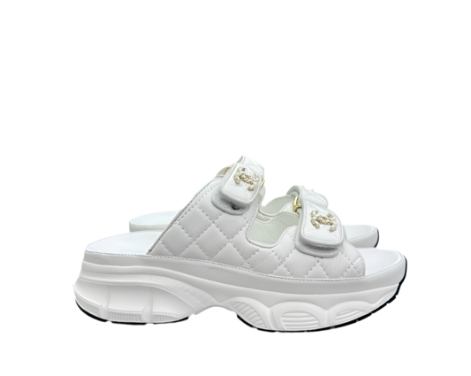 Chanel Dad Sandals Slides Wit Leer – Quilted CC Logo Muiltjes
