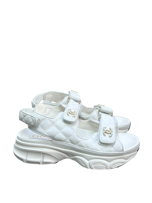 Chanel Dad Sandals Wit Leer – Quilted CC Logo Luxe Sandalen
