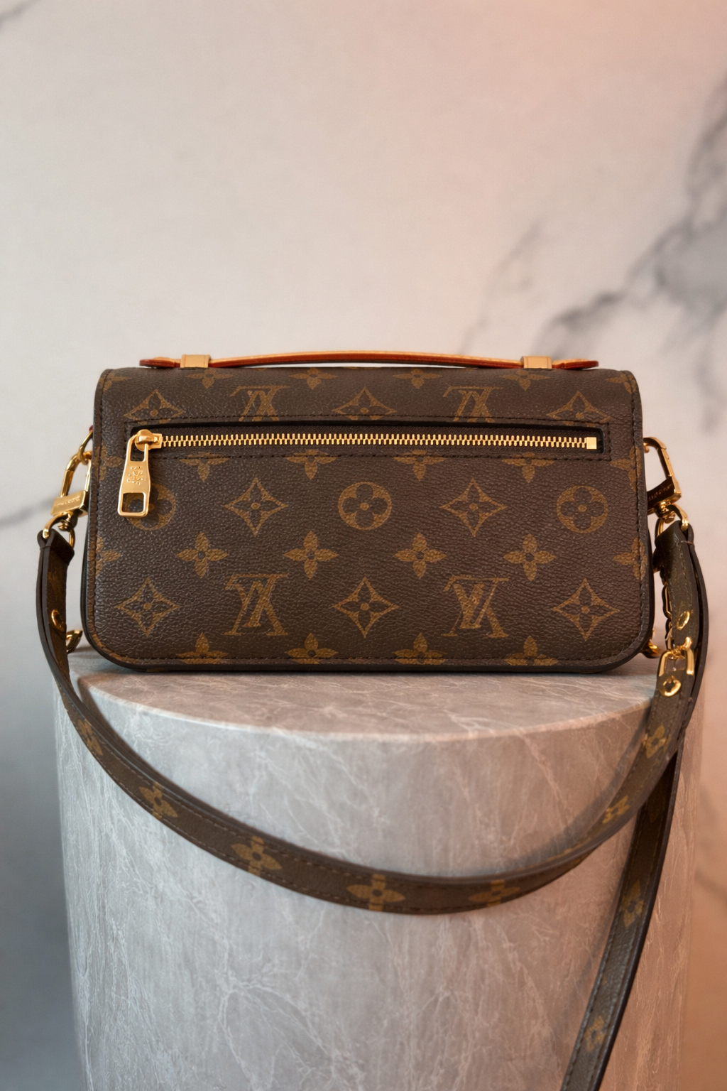 Louis Vuitton Pochette Métis East West Monogram – PRELOOV
