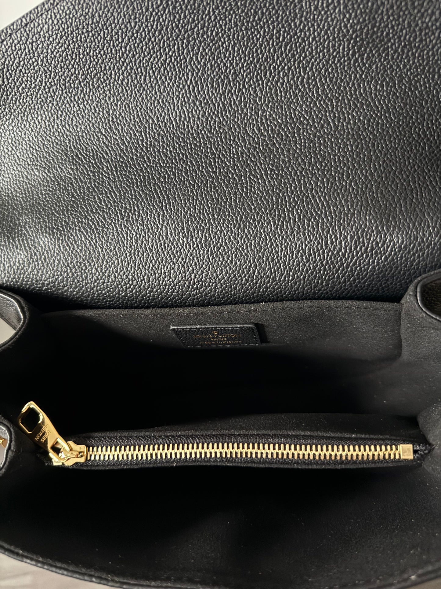 Louis Vuitton Pochette Metis East West monogram empreinte zwart
