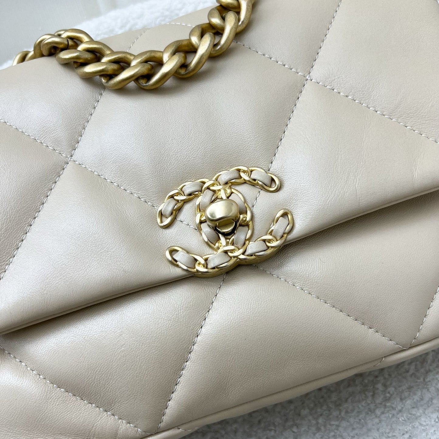 Chanel 19 Small Flap Bag Beige – Lamsleren Schoudertas met Mixed Hardware